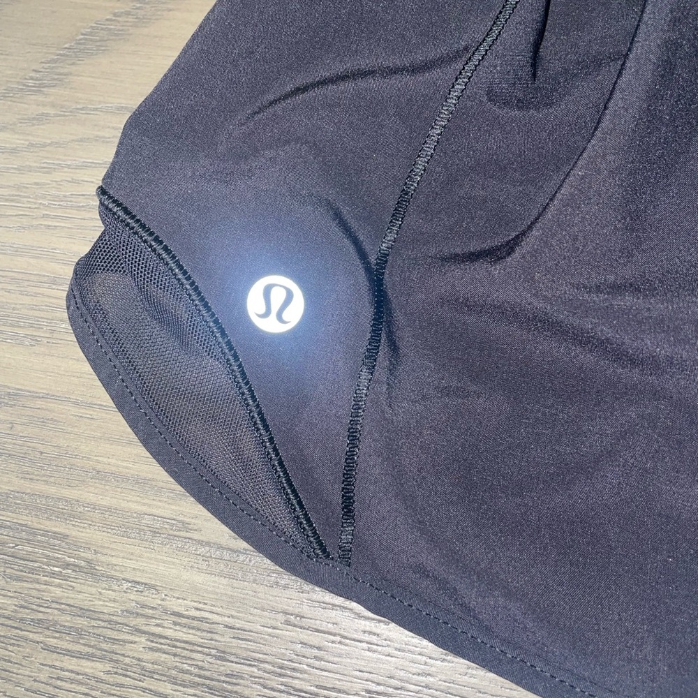 🖤 LULULEMON • BLACK HOTTY HOT 2.5” shorts